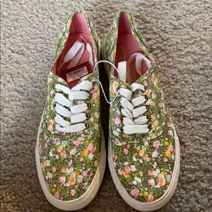 COPY - NWT Floral Canvas Shoes Size 5/6 Women’s